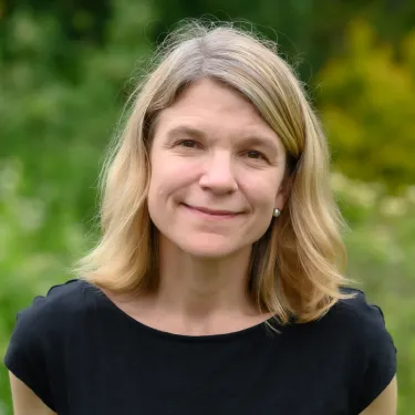 Betsy Anderson '04 square crop low res