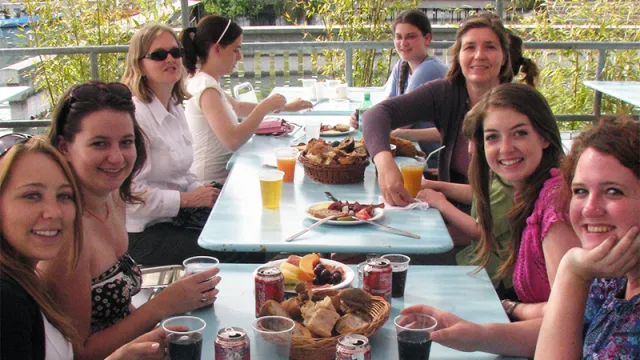 Group of students posing while eating in Geneva